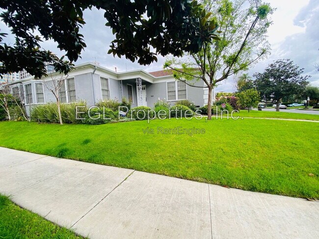 Building Photo - 10749 Wellworth Ave