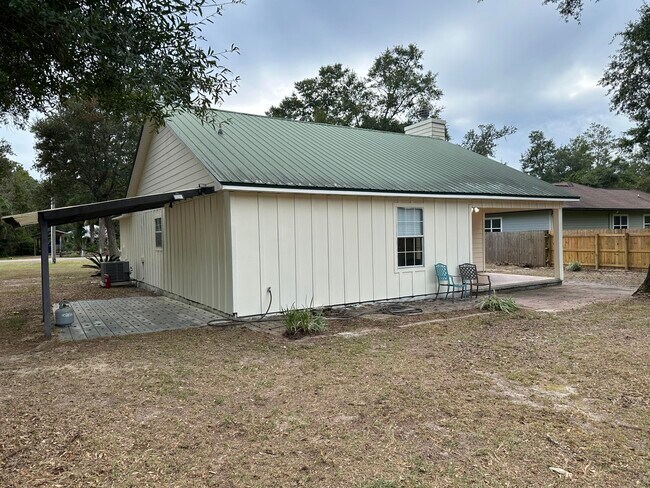 Building Photo - 218 Sparkleberry Ln