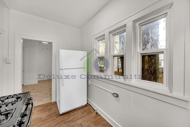 Building Photo - Charming 1 Bedroom with Natural Light & Basement Laundry