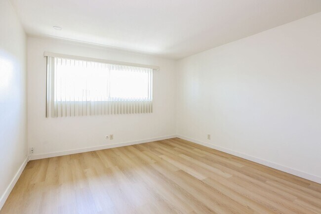Building Photo - Great 1 Bedroom Condo in Long Beach!