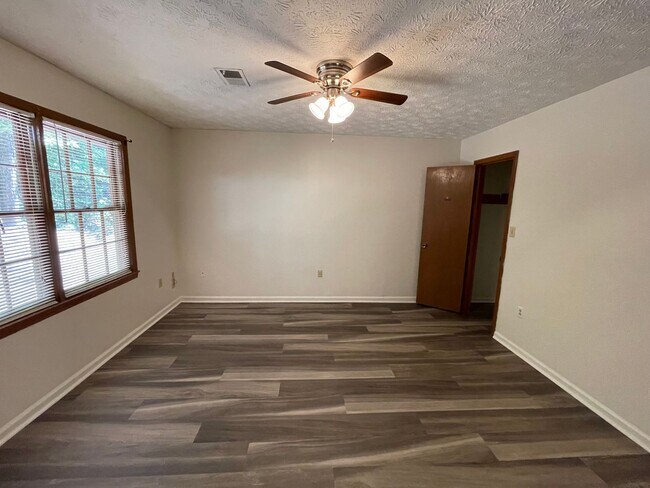 Building Photo - Secluded 2/1.5 Apartment East Rome $1,095