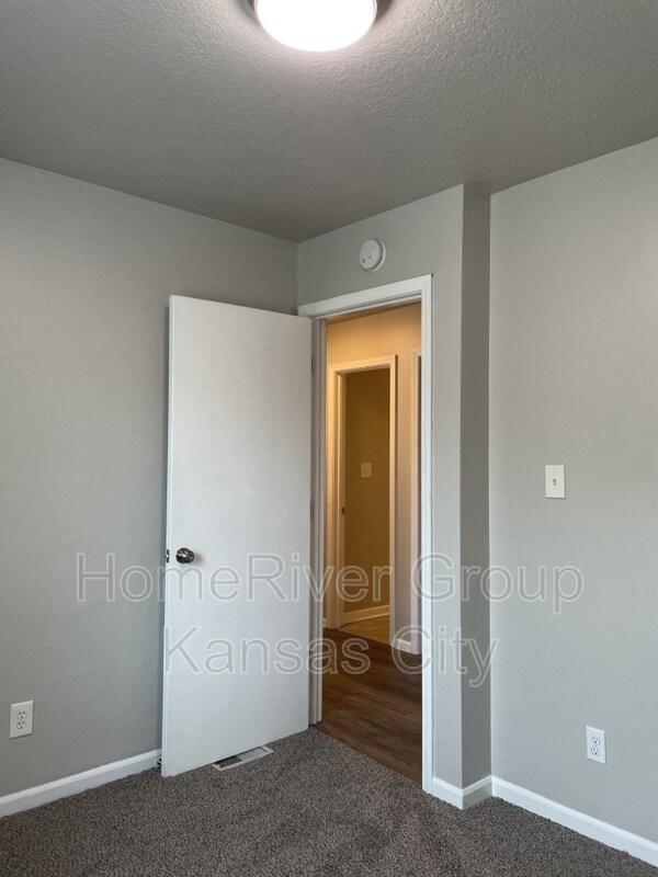 Building Photo - 418 N Prairie St