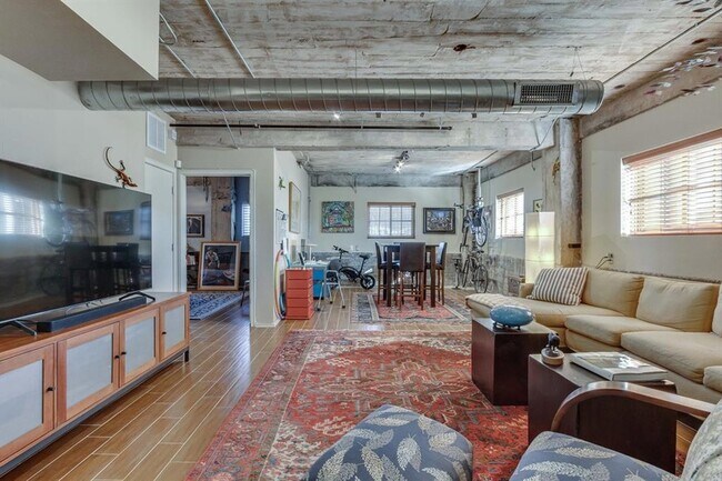 Building Photo - 1209 N Harvey Ave