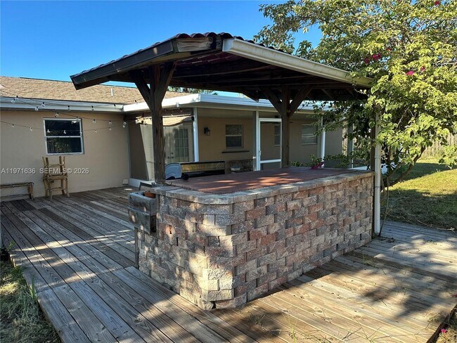 Building Photo - 108 SE Soneto Ct