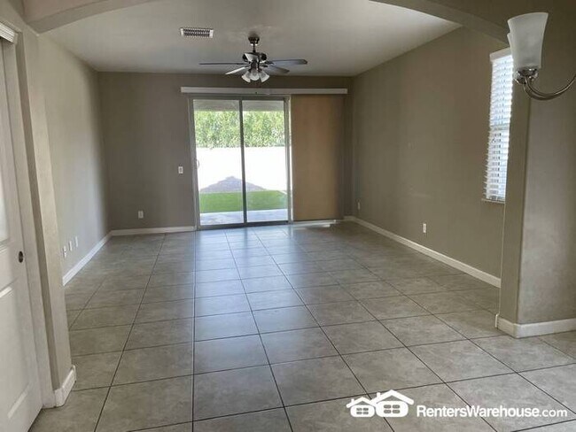 Building Photo - North Phoenix Beauty 4bed + den 3bath clos...