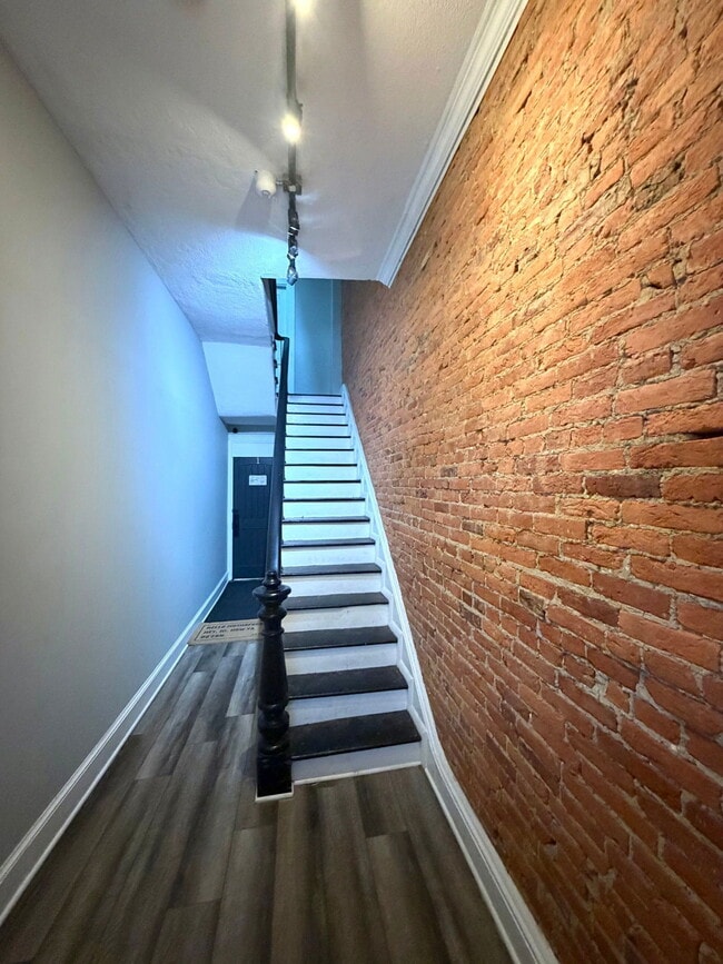 Building Photo - 252 N Mulberry St