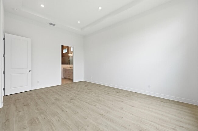 Building Photo - 140 SE Via Tirso