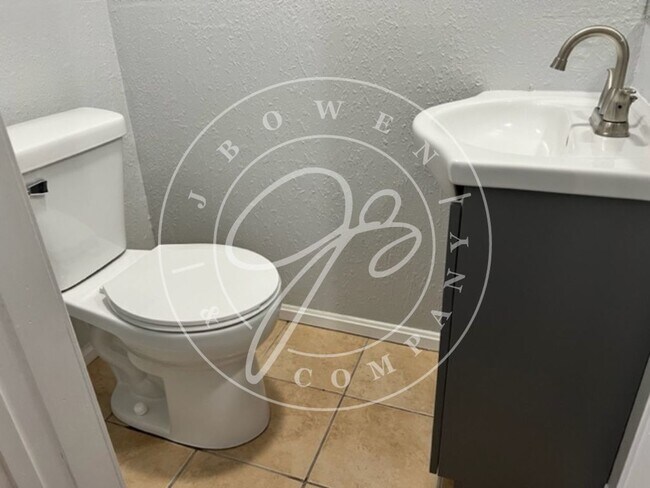 Building Photo - Beautiful 2 bedroom home in West Toledo