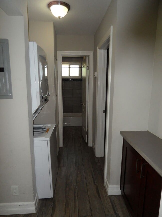 Building Photo - 300 1/2-204 1/2 E Mills Dr