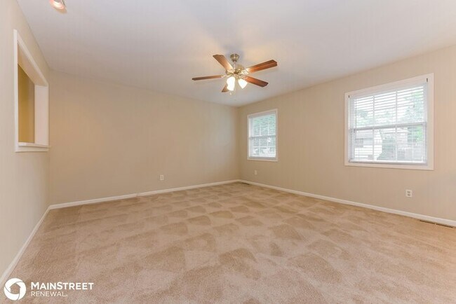 Building Photo - 1437 S Tomahawk Dr, Olathe, KS 66062