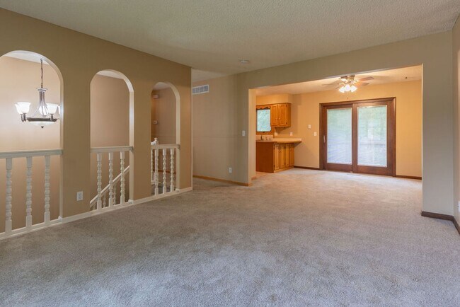 Building Photo - 6012 Fleetwood Dr