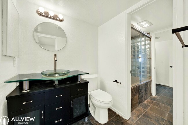 Building Photo - Golden Hill Gem: 2BR/1BA with Fireplace & ...