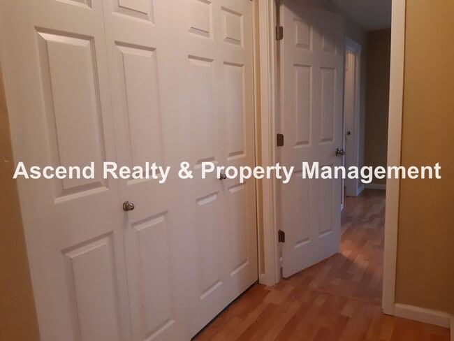 Building Photo - Sexton Mtn 3 Bed End Unit Townhome, Huge G...