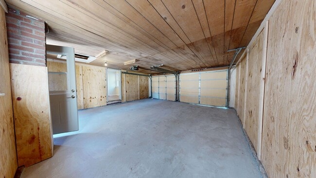 Building Photo - 3- Bedroom, 1- Bath Home with a 2 Car Gara...