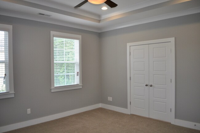 Building Photo - 4 Bedroom | 3.5 Bath Townhouse in Raleigh