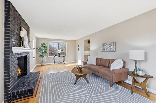 Building Photo - 10 Woodcrest Rd