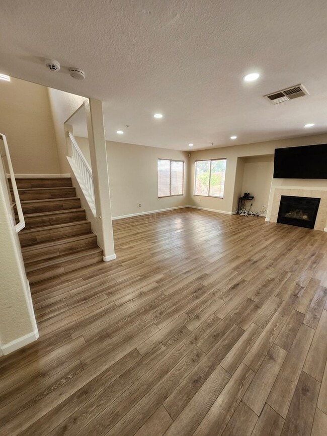 Building Photo - Beautiful 5 Bedroom House fully remodeled....