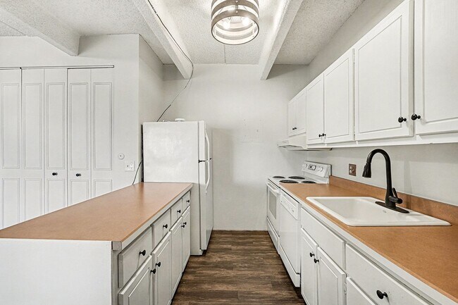 Building Photo - Stunning Mountain Views and an Unbeatable Location!