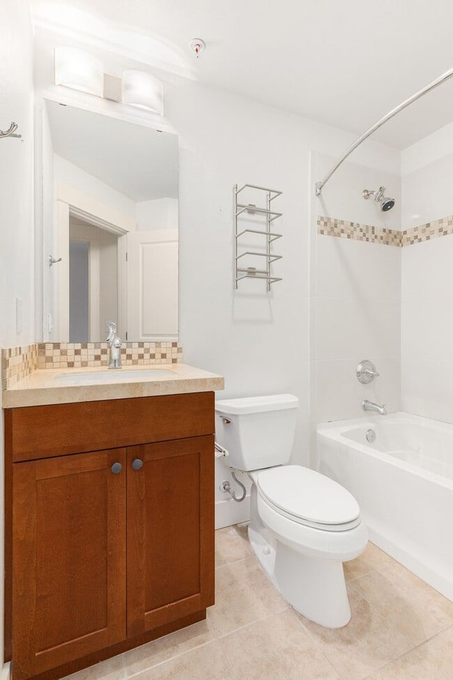 Building Photo - Updated 2 Bedroom 2 Bath Redmond - 1 Car D...