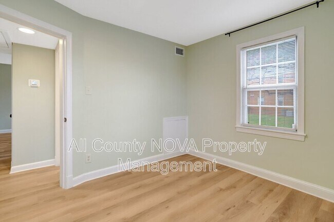 Building Photo - 2405 Arlington Blvd