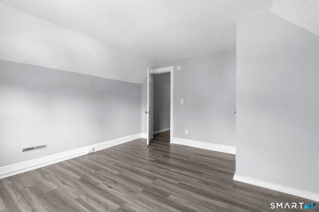 Building Photo - 165 Starr St