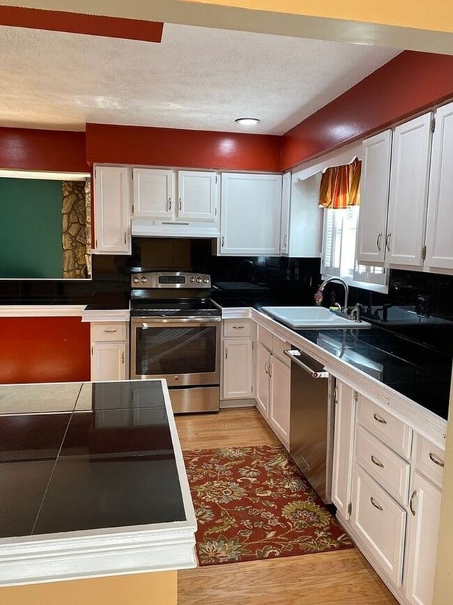 Building Photo - Spacious & Unique Contemporary Home – Perfect for Entertaining and Family Living!