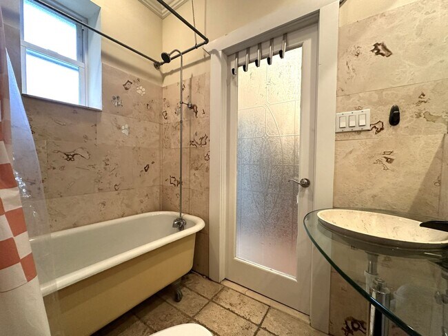 Building Photo - Gorgeous Studio Apartment in Fishtown with...