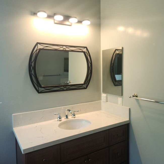 Building Photo - Single Level House in Carlsbad, 4 bed 2.5 bath, 3 car garage on a Cul de sac