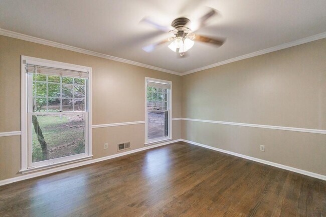 Building Photo - 10565 Shallowford Rd