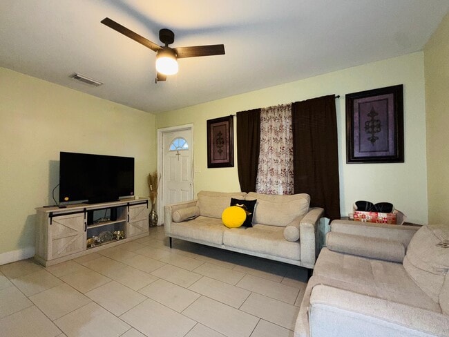 Building Photo - 2615 N Beaumont Ave