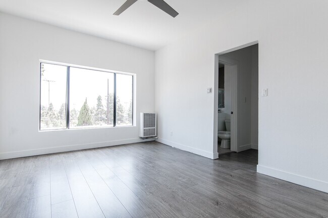 Interior Photo - 932 Irolo St