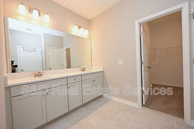 Building Photo - 5507 Freesia Dr