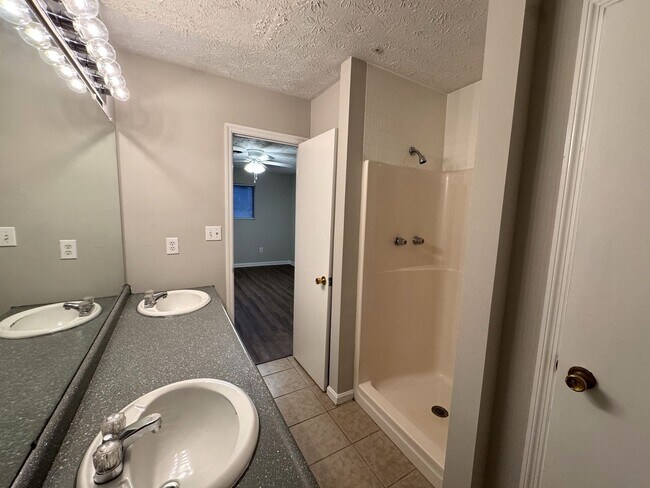 Building Photo - 158 VFW Dr