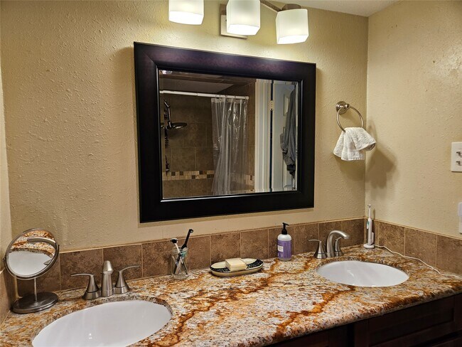 Building Photo - 1806 Saxony Ln