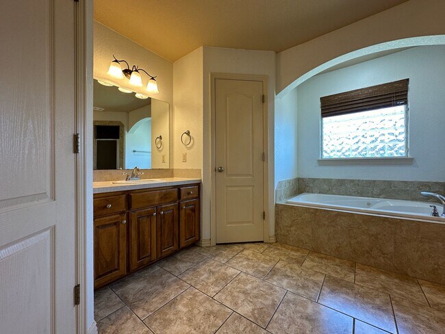 Building Photo - * Move-In Special * Beautiful 4 Bed / 2 Bath Home in Fort Smith