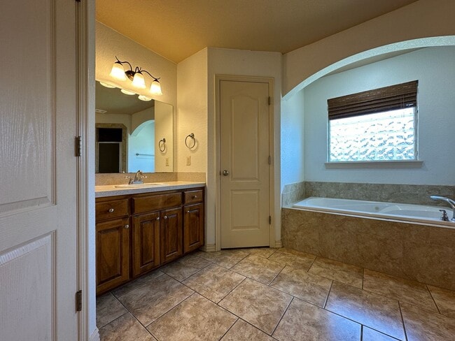 Building Photo - Beautiful 4 Bed / 2 Bath Home in Fort Smith