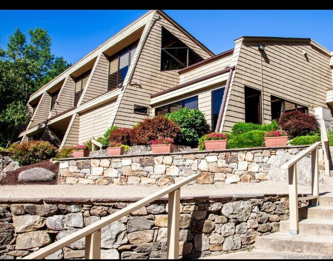Building Photo - 213 Ledge Dr