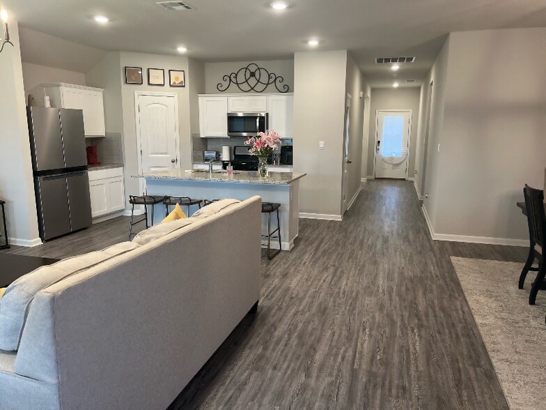 Building Photo - 713 Correns Ln