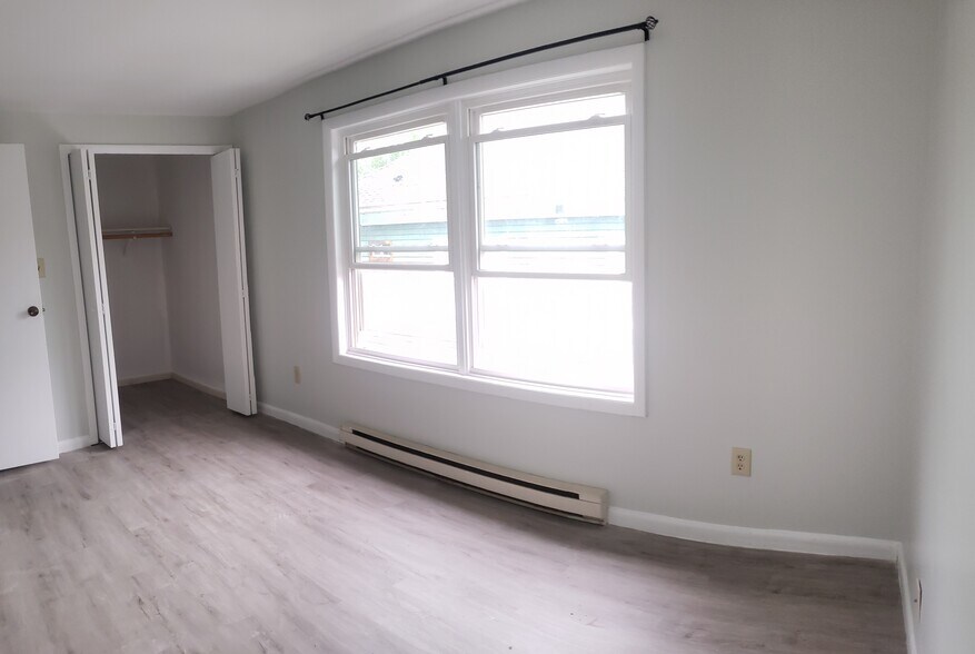 Small Bedroom - 80 Wall St