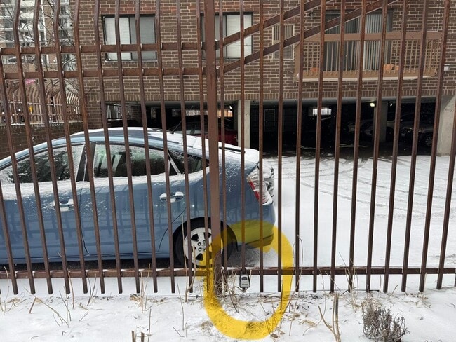 Building Photo - 6118 N Sheridan Rd