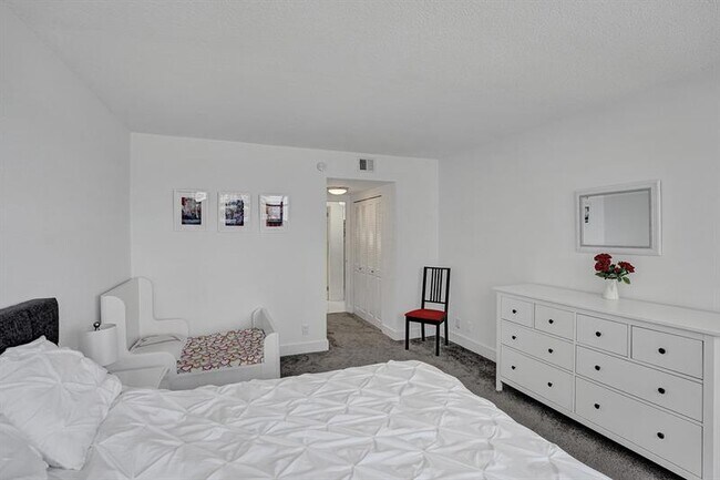 Building Photo - 3430 Galt Ocean Dr