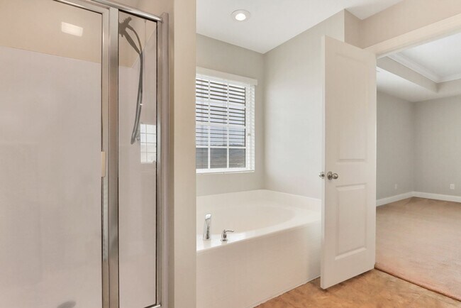 Building Photo - 4 Bed/2.5 Bath in Richmond Hill!