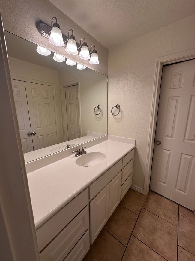 Building Photo - 5/5 House in Small Gated Community Near Ba...