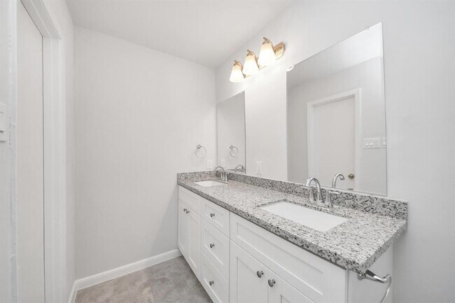 Building Photo - 9615 Meadowvale Dr