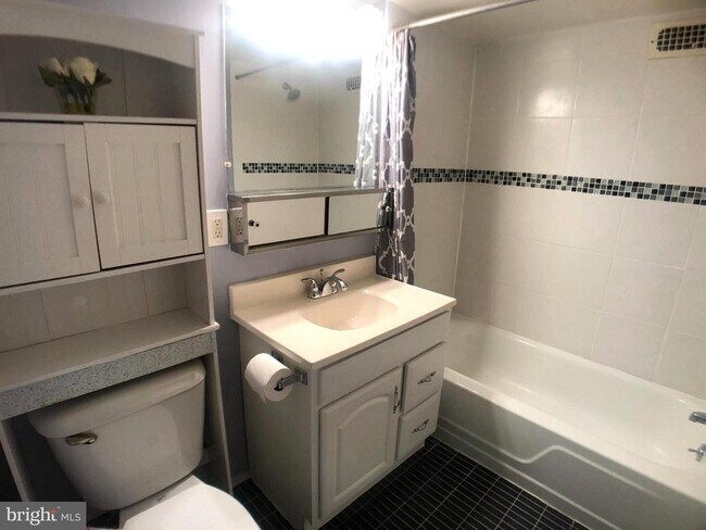 Building Photo - 118 Monroe St