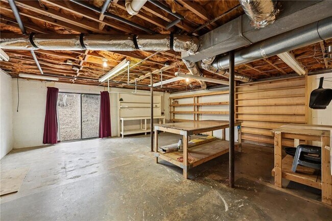 Building Photo - 182 Oak Forest Dr