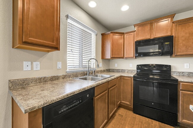 Building Photo - $2,145.00, 4-bed, 2.5-bath located in Colo...