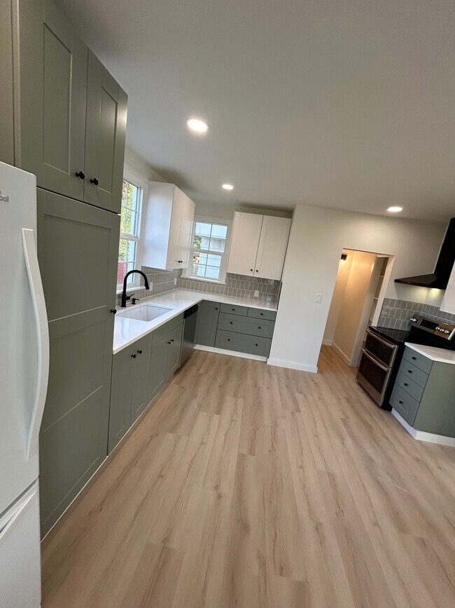 Building Photo - 2050 Roosevelt Ave