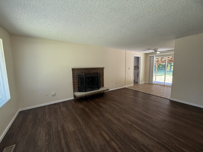 Building Photo - Rambler in Maple Valley Available Now!
