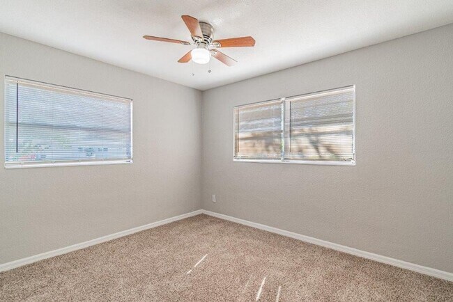 Building Photo - Beautifully updated 3/2/1 1389 Sq. Ft. wit...